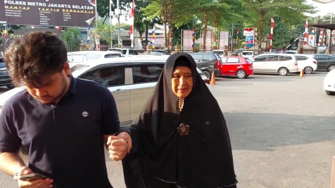 Hj. Tatu Mulyana (Umi Tatu), Ibu almarhum Uje datangi Polres Jaksel (8/8) [Raka]